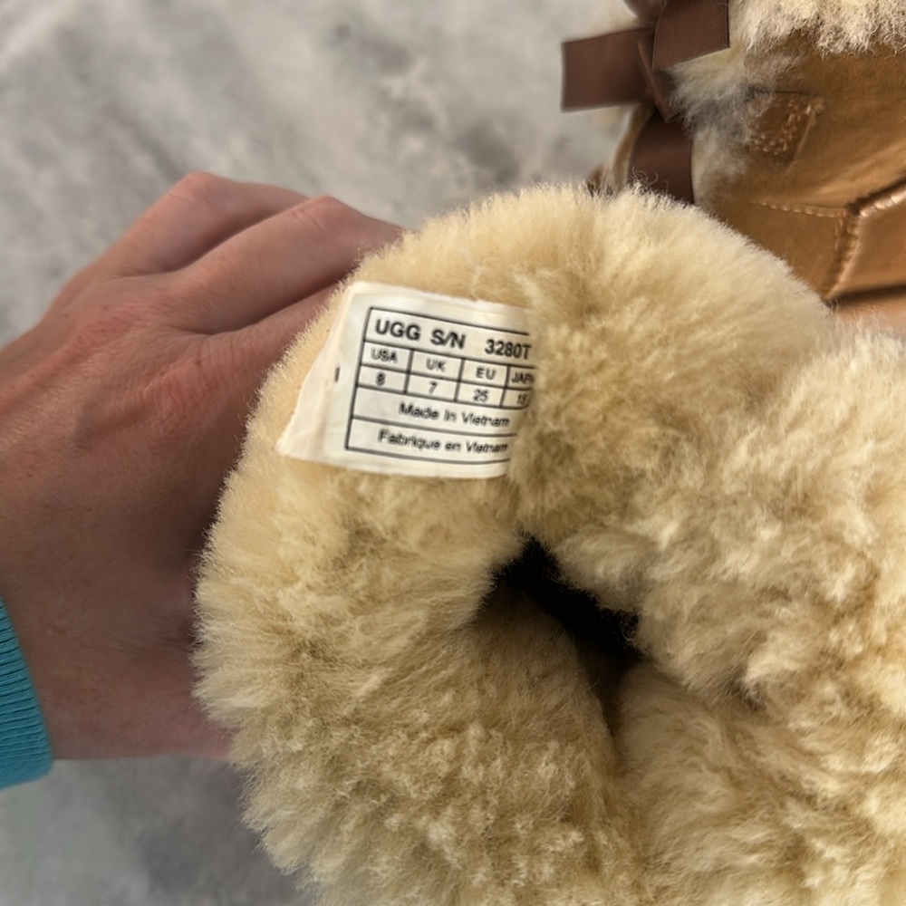 UGG Toddler Girls Classic Bailey Bow Boot II Size 8 - Picture 2 of 5